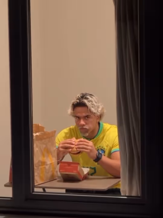 ninezincreates1.ai · Window Peeper